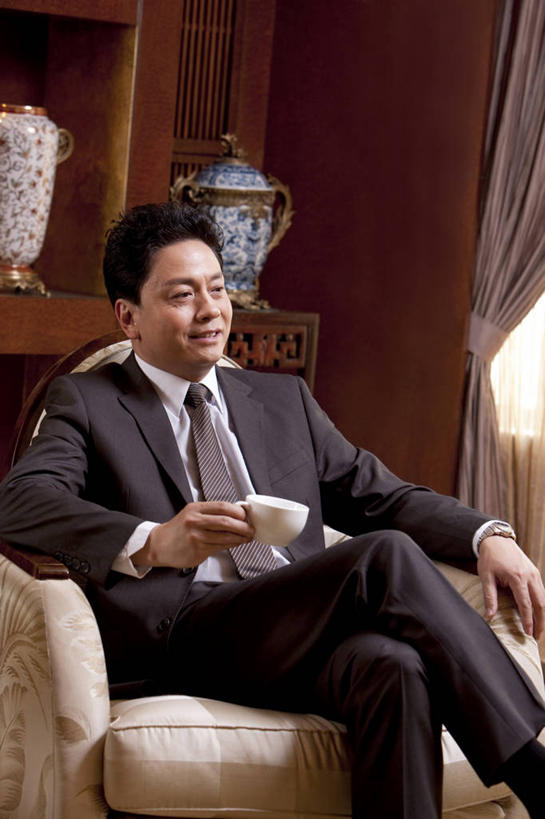 东方人,成年人,中年人,老年人,一个人,商务人士,商务男性,坐,微笑,竖图,室内,正面,衬衫,商务,快乐,满意,幸福,成功,信心,椅子,北京,中国,亚洲,仅一个男性,仅一个人,仅一个中年男性,套装,咖啡杯,拿着,娱乐,大厅,会所,休息,思考,放松,想,财富,俱乐部,摄影,生活方式,权威,领导,扶手椅,享乐,成就,华贵,商务装,工薪阶层,东亚,热饮,欧洲文化,无忧无虑,把握,老年男性,男人,男性,中年男性,亚洲人,中国人,白领,上班族,休闲活动,彩图,衬衣,首席执行官,头等舱,上层阶级,社交,掌控