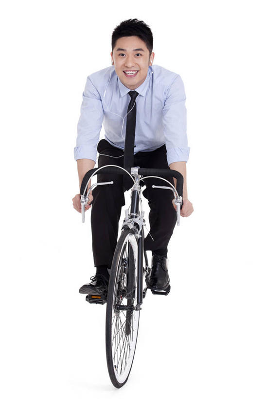 东方人,成年人,一个人,商务人士,商务男性,笑,微笑,露齿笑,竖图,留白,白色背景,正面,衬衫,时尚,快乐,幸福,自行车,北京,中国,亚洲,仅一个男性,仅一个人,套装,正装,耳塞,音乐,听,车,脚踏车,仅一个年轻男性,骑,耳机,交通工具,骑车,休闲,运输,摄影,影棚,生活方式,动作,载具,摄影棚,商务装,工薪阶层,东亚,环境保护,自行车运动,男人,男性,年轻男性,亚洲人,中国人,年轻人,白领,上班族,休闲活动,彩图,影棚拍摄,衬衣,欢乐,拍摄,办公室职员