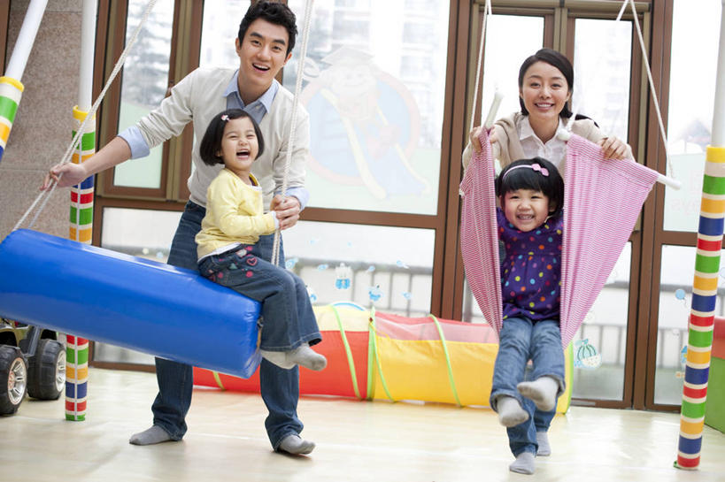 东方人,儿童,成年人,四个人,学生,教师,推,笑,微笑,露齿笑,横图,室内,正面,游戏,快乐,幸福,纯洁,合作,玩具,北京,中国,亚洲,摇摆,教育,休闲装,设备,刺激,物品,小孩,荡秋千,职业,教室,体育课,同学,活力,可爱,乐趣,平衡,童年,童趣,摄影,生长,生活方式,活动,保护,协助,享乐,关爱,童真,东亚,烂漫,无邪,发展,无忧无虑,天真,信任,男人,男性,年轻男性,年轻女性,女孩,女人,女性,亚洲人,中国人,孩子,年轻人,彩图,欢乐,女生,挨着