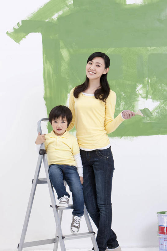 东方人,儿童,成年人,两个人,家庭,母亲,儿子,站,坐,笑,微笑,露齿笑,竖图,白色背景,正面,快乐,纯洁,合作,团队,装修,亚洲,准备,并排,瓷器,休闲装,小孩,绿色,画笔,社区,温暖,温馨,母子,一家人,可爱,童年,童趣,和睦,享乐,近景,房地产,油漆罐,油漆工,童真,东亚,烂漫,无邪,北京市,天真,男孩,年轻女性,女人,女性,亚洲人,中国人,孩子,年轻人,彩图,影棚拍摄,爱,融洽