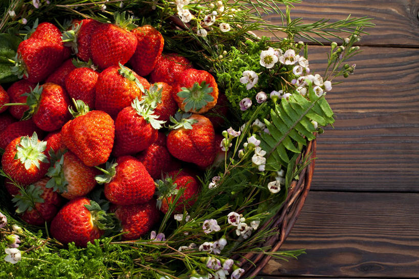 无人,横图,俯视,室内,背景,水,桌子,草莓,静物,水果,中国,丰富,篮子,木材,木纹,食品,饮品,筐,花,食物,饮料,绿色,容器,概念,摄影,多样,简单,可口,东亚,健康食物,适口,彩图,高角度拍摄