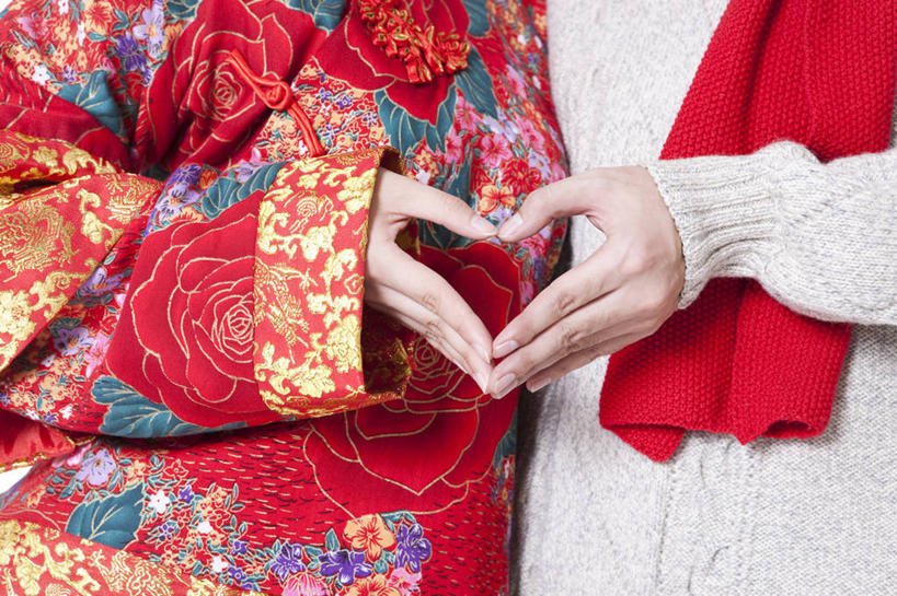 东方人,成年人,两个人,横图,特写,毛衣,幸福,北京,中国,春节,亚洲,浪漫,祝福,休闲装,传统,盛装,衣服,围巾,手势,摄影,部分,愉悦,中国文化,东亚,真爱,异性恋,男人,男性,年轻男性,年轻女性,女人,女性,亚洲人,中国人,年轻人,心型,彩图,全画面,全框架,全帧,影棚拍摄,传统服装,装扮,爱,全画幅,伴侣,唐装,打手势,传统文化,挨着,传统节日