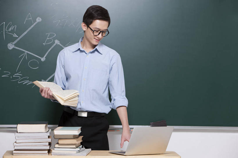 东方人,成年人,一个人,教师,横图,室内,白天,留白,正面,衬衫,快乐,幸福,智慧,信心,笔记本电脑,互联网,技术,北京,中国,亚洲,仅一个男性,仅一个人,许多,准备,堆叠,正装,眼镜,很多,教育,联系,注视,仅一个年轻男性,教科书,黑板,观察,教,看,职业,教室,摄影,生活方式,观看,指导,察看,便利,专心,知识,关爱,关注,数学,努力,网上冲浪,东亚,无线电技术,责任,贡献,男人,男性,年轻男性,亚洲人,中国人,年轻人,书,彩图,大学,小学,多媒体