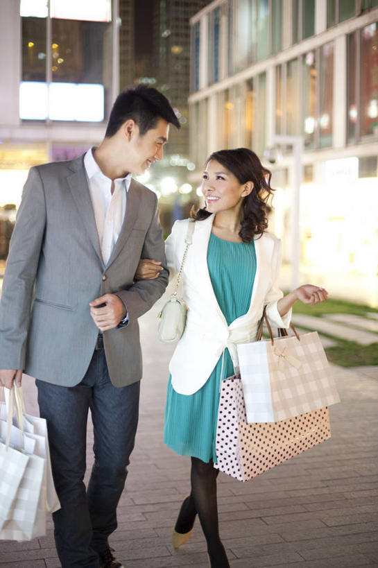 东方人,成年人,两个人,夫妻,商店,笑,微笑,露齿笑,竖图,室外,夜晚,爱情,购物,快乐,幸福,消费,城市,北京,中国,亚洲,下班,购物袋,挎包,浪漫,现代,刺激,休闲,面对面,恩爱,恋人,摄影,生活方式,手包,照亮,都市风光,购买,市区,东亚,异性恋,男人,男性,年轻男性,年轻女性,女人,女性,亚洲人,中国人,年轻人,夫妇,情侣,白领,步行,手牵手,彩图,伴侣