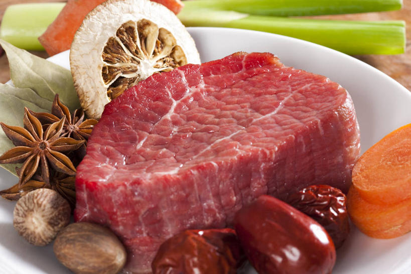 无人,横图,特写,胡萝卜,蔬菜,静物,中国,亚洲,准备,材料,瓷器,葱,调料,香料,牛肉,食品,调味品,饮食,盘子,摄影,多样,肉豆蔻,膳食,草本,东亚,枣椰子,月桂叶,香叶,肌理,炖牛肉,天竺桂,香桂叶,桂叶,月桂,彩图,影棚拍摄,陈皮,成分