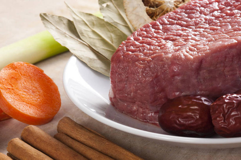 无人,横图,特写,胡萝卜,蔬菜,静物,中国,亚洲,准备,材料,瓷器,葱,调料,肉,香料,牛排,牛肉,食品,肉桂,调味品,饮食,盘子,摄影,多样,部分,膳食,草本,清新,横截面,东亚,枣椰子,月桂叶,香叶,肌理,炖牛肉,天竺桂,香桂叶,桂叶,月桂,彩图,影棚拍摄,成分