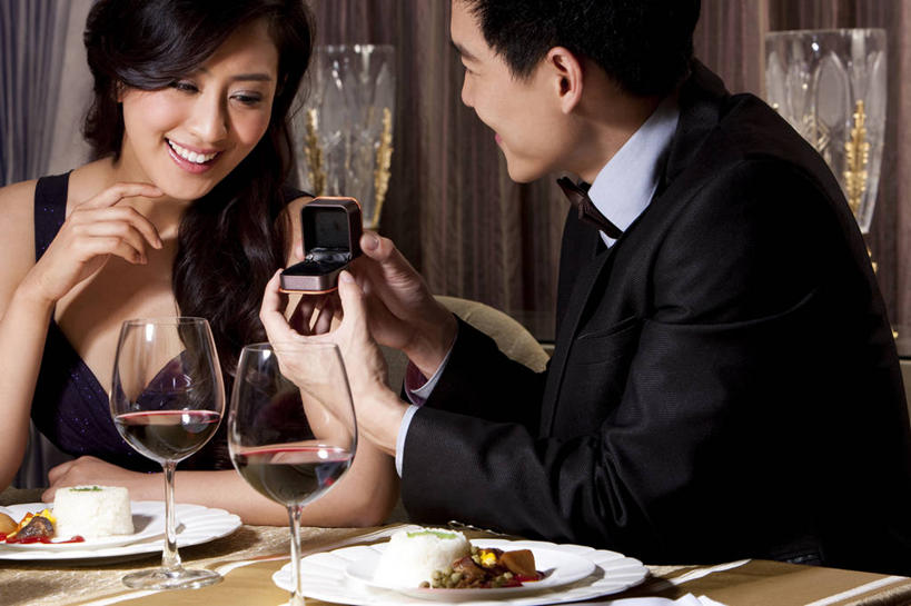 葡萄酒,东方人,成年人,两个人,夫妻,坐,横图,晚礼服,爱情,吃饭,快乐,幸福,餐桌,正装,浪漫,饮食,红葡萄酒,恩爱,乐趣,约会,恋人,摄影,生活方式,惊奇,高雅,享乐,宴会,华贵,钻石戒指,欧洲文化,异性恋,男人,男性,年轻男性,年轻女性,女人,女性,亚洲人,中国人,年轻人,夫妇,情侣,休闲活动,彩图,餐馆,伴侣