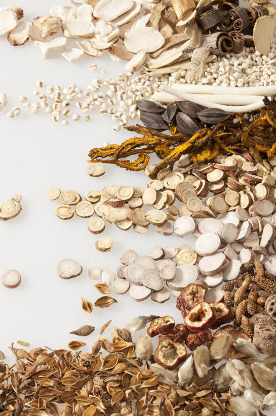 无人,医生,竖图,俯视,留白,白色背景,化妆,美容,植物,连翘,静物,北京,中国,亚洲,许多,护肤,药,准备,形状,丰富,材料,瓷器,草药,药草,很多,传统,中药,医护人员,医疗人员,保养,享受,休闲,健康,山楂树,放松,保健,摄影,有机食品,多样,甘草,草本,中国文化,药材,中草药,选择,干的,营养品,薏米,中医,东亚,养颜,辛夷,中药材,本草,黄连,大夫,青翘,落翘,连壳,黄奇丹,黄花条,彩图,高角度拍摄,影棚拍摄,白芍,SPA美容,木通,传统文化,汉医,成分