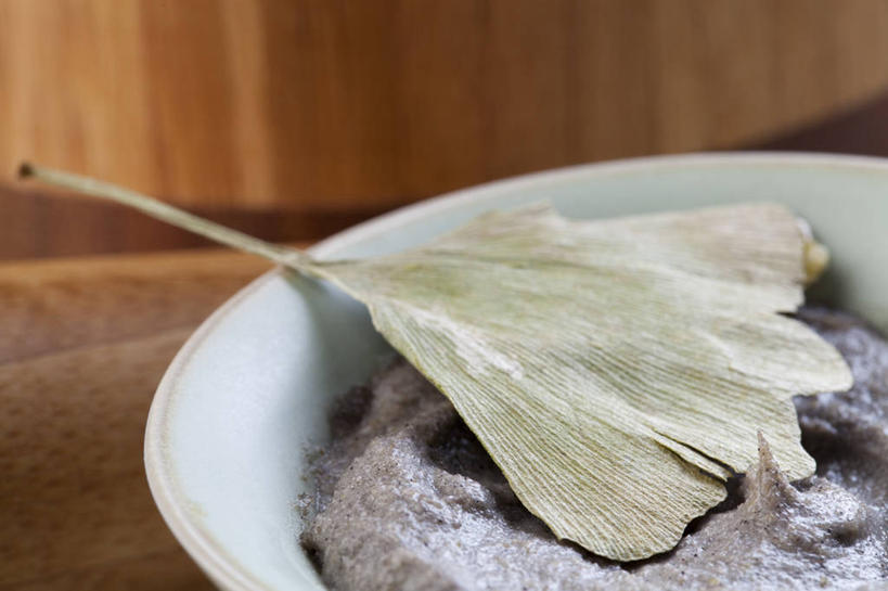 无人,横图,俯视,特写,按摩,美容,银杏树,静物,叶子,北京,中国,亚洲,护肤,准备,材料,瓷器,润肤露,草药,药草,传统,自然,碗,干花,保养,享受,休闲,面膜,放松,SPA水疗,保健,温泉浴场,摄影,有机食品,维生素,简单,化妆用品,草本,清新,中国文化,华贵,干的,中医,东亚,养颜,替代疗法,银杏,矿泉疗养地,彩图,高角度拍摄,影棚拍摄,水疗,传统文化,成分