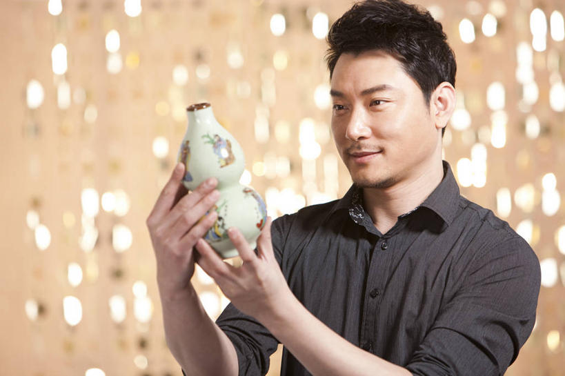 东方人,中年人,脸,头,脸颊,一个人,商店,笑,微笑,露齿笑,横图,室内,正面,衬衫,购物,时尚,快乐,幸福,北京,中国,亚洲,仅一个男性,陶瓷制品,拿着,肩膀,看,财富,摄影,古董,高雅,享乐,华贵,东亚,男人,中年男性,亚洲人,中国人,头部,脸部,脸蛋,面部,彩图,欢乐,古董店