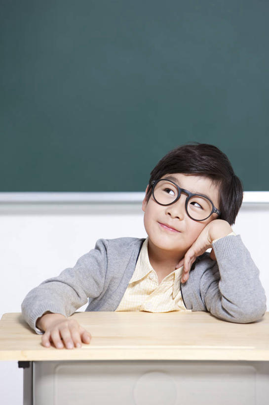 东方人,儿童,一个人,学生,坐,微笑,竖图,室内,白天,留白,正面,快乐,幸福,纯洁,智慧,信心,北京,中国,亚洲,仅一个男性,仅一个人,撑,眼镜,教育,托腮,休闲装,书桌,小孩,黑板,托,向上看,仅一个小孩,教室,思考,可爱,乐趣,童年,童趣,想,摄影,生长,生活方式,灵感,幽默,创造力,知识,享乐,托下巴,肖像,梦想,想象,童真,渴望,东亚,烂漫,无邪,发展,天真,男孩,男人,男性,亚洲人,中国人,孩子,半身,彩图,欢乐,小学,男生,翻白眼,小学生,好奇心,白日梦