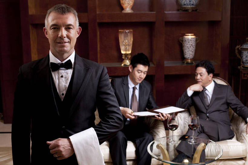葡萄酒,东方人,西方人,成年人,中年人,老年人,三个人,商务人士,管家,商务男性,坐,微笑,横图,室内,正面,衬衫,商务,讨论,骄傲,成功,信心,酒店,北京,欧洲,中国,欧洲人,亚洲,准备,套装,服装,开会,会议,二郎腿,拿着,娱乐,大厅,传统,会所,面对面,红葡萄酒,服务,财富,俱乐部,摄影,严肃,权威,领导,扶手椅,神圣,葡萄酒杯,成就,华贵,肖像,商务装,合伙,工薪阶层,东亚,欧洲文化,燕尾服,把握,认真,老年男性,男人,男性,年轻男性,白种人,亚洲人,中国人,年轻人,白领,上班族,侍者,半身,彩图,衬衣,礼服,旅行,传统文化,首席执行官,上层阶级,商务会议,白色人种,社交,掌控