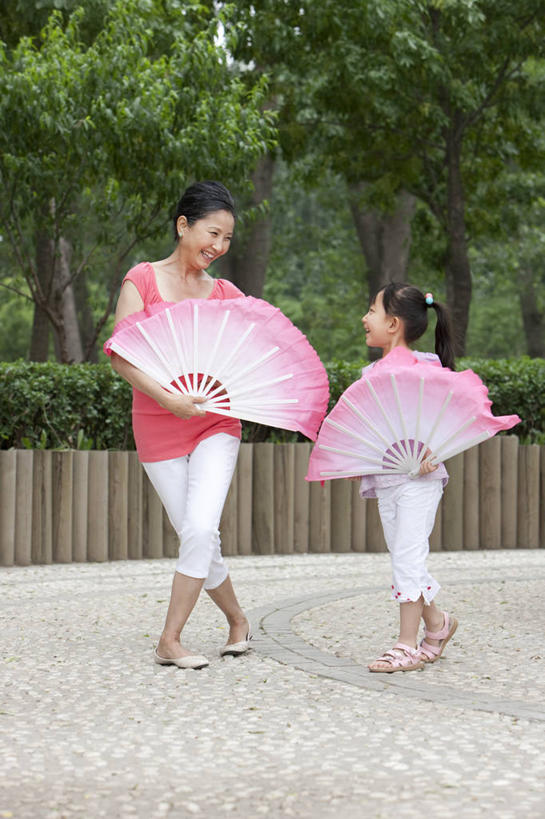 东方人,儿童,成年人,中年人,老年人,两个人,家庭,祖母,公园,笑,微笑,竖图,室外,白天,正面,锻炼,旅游,度假,快乐,满意,幸福,纯洁,美景,北京,中国,亚洲,景观,休闲装,娱乐,传统,刺激,树,小孩,绿色,自然,夏天,教,享受,休闲,健康,景色,放松,可爱,乐趣,童年,童趣,凝视,摄影,指导,活动,退休,享乐,关爱,中国文化,自然风光,亲情,童真,东亚,烂漫,无邪,技能,无忧无虑,天真,老年女性,女孩,女人,女性,亚洲人,中国人,孩子,孙女,彩图,欢乐,舞蹈,传统文化,精力,人老心不老,扇舞,代沟