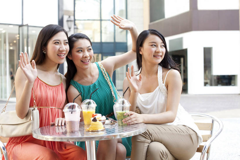东方人,成年人,一个人,三个人,坐,举,笑,微笑,露齿笑,横图,室外,白天,聚会,时尚,下午茶,快乐,友谊,幸福,消费,桌子,城市,北京,中国,亚洲,仅一个年轻女性,仅一个女性,仅一个人,食品,挥手,现代,饮食,顾客,饮料,夏天,托,休闲,放松,乐趣,摄影,生活方式,活动,高雅,优美,享乐,迷人,都市风光,问候,东亚,露天咖啡馆,无忧无虑,年轻女性,女人,女性,亚洲人,中国人,年轻人,长发,休闲活动,举起,举手,举着,说话,向上举,向上伸,向上托,彩图,欢乐,咖啡馆,闺密,挨着