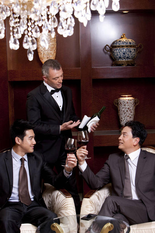 葡萄酒,东方人,西方人,成年人,中年人,老年人,三个人,商务人士,管家,商务男性,坐,微笑,竖图,室内,正面,衬衫,商务,骄傲,成功,信心,酒店,北京,欧洲,中国,欧洲人,亚洲,喝,准备,套装,服装,开会,会议,酒类,二郎腿,听,拿着,娱乐,大厅,传统,会所,酒,饮料,红葡萄酒,服务,财富,俱乐部,摄影,严肃,权威,领导,扶手椅,解释,神圣,葡萄酒杯,成就,华贵,肖像,出示,商务装,品酒,工薪阶层,东亚,欧洲文化,燕尾服,把握,认真,老年男性,男人,男性,年轻男性,白种人,亚洲人,中国人,年轻人,白领,上班族,侍者,彩图,衬衣,礼服,旅行,传统文化,首席执行官,上层阶级,商务会议,白色人种,社交,掌控