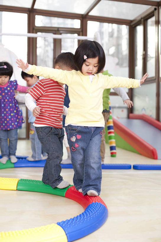 东方人,儿童,学生,竖图,室内,正面,游戏,快乐,友谊,幸福,纯洁,合作,团队,北京,中国,亚洲,教育,休闲装,刺激,小孩,教室,体育课,同学,活力,可爱,乐趣,平衡,童年,童趣,摄影,生长,生活方式,指导,活动,协助,协调,专心,享乐,关爱,带领,童真,东亚,烂漫,无邪,发展,无忧无虑,天真,男孩,女孩,亚洲人,中国人,孩子,步行,张开手臂,彩图,欢乐,男生,女生,挨着,好奇心