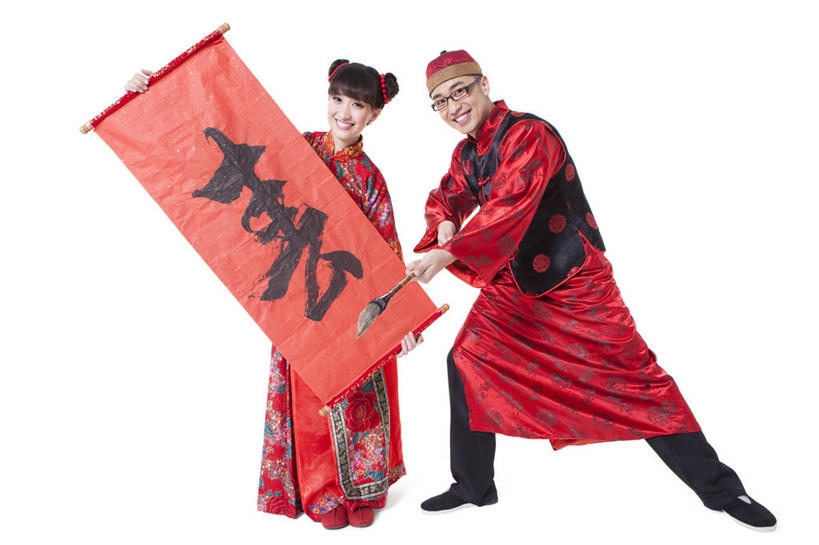 东方人,成年人,两个人,笑,微笑,露齿笑,横图,留白,白色背景,正面,快乐,兴奋,幸福,北京,中国,春节,亚洲,写,节日,毛笔,书法,眼镜,拿着,传统,刺激,盛装,衣服,汉字,摄影,影棚,张开双腿,幽默,愉悦,发髻,中国文化,摄影棚,东亚,异性恋,展开双腿,男人,男性,年轻男性,年轻女性,女人,女性,亚洲人,中国人,年轻人,彩图,影棚拍摄,传统服装,装扮,欢乐,拍摄,伴侣,唐装,伸展双腿,传统文化,挨着,传统节日