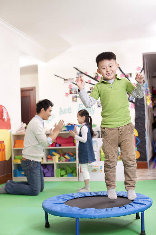 东方人,儿童,成年人,三个人,学生,教师,跳,笑,鼓掌,微笑,露齿笑,竖图,室内,正面,游戏,快乐,友谊,幸福,纯洁,合作,玩具,北京,中国,亚洲,毯子,半空,教育,休闲装,设备,刺激,物品,小孩,瑜伽垫,垫子,职业,教室,体育课,同学,面对面,活力,可爱,乐趣,平衡,童年,童趣,摄影,生长,生活方式,活动,支撑,享乐,关爱,瑜伽毯,童真,东亚,烂漫,无邪,发展,无忧无虑,天真,信任,男孩,男人,男性,年轻男性,女孩,亚洲人,中国人,孩子,年轻人,跪着,彩图,欢乐,跳跳床,男生,女生,挨着