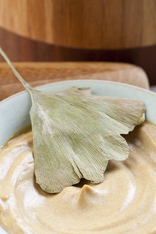 无人,竖图,俯视,特写,按摩,美容,银杏树,静物,叶子,北京,中国,亚洲,护肤,准备,材料,瓷器,润肤露,草药,药草,传统,自然,碗,干花,保养,享受,休闲,面膜,放松,SPA水疗,保健,温泉浴场,摄影,有机食品,维生素,简单,化妆用品,草本,清新,中国文化,华贵,干的,中医,东亚,养颜,替代疗法,银杏,矿泉疗养地,彩图,高角度拍摄,影棚拍摄,水疗,传统文化,成分