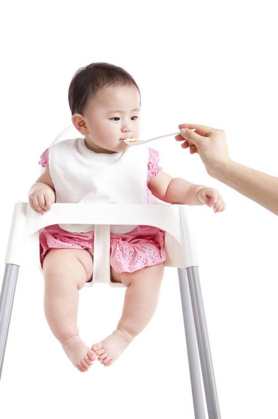 东方人,婴儿,儿童,成年人,手,两个人,家庭,母亲,坐,吃,竖图,留白,白色背景,正面,裙子,婴儿服装,幸福,纯洁,餐具,北京,中国,亚洲,连接,小的,塑胶,食品,饮品,围兜,拿着,依靠,休闲装,饮食,食物,饮料,小孩,餐巾,汤匙,健康,赤脚,活力,可爱,童年,童趣,摄影,活泼,影棚,生长,生活方式,婴儿用品,皮肤,保护,协助,支撑,部分,光滑,享乐,关爱,可口,摄影棚,亲情,宝宝,肖像,婴儿座椅,童真,饥饿,东亚,纯真,烂漫,无邪,健康食物,纯净,发展,柔和,细腻,平滑,口水巾,食饭兜,婴儿围脖,婴儿围兜,婴儿食品,喂养,适口,开端,无忧无虑,伶俐,天真,信任,亚洲人,中国人,孩子,彩图,影棚拍摄,爱,欢乐,拍摄,幼儿,弱点,挨着,饿