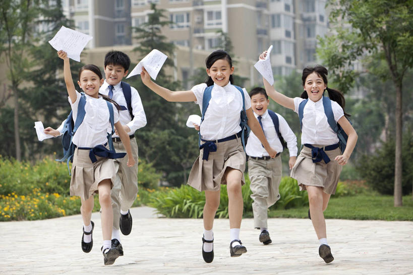 东方人,西方人,儿童,四个人,学生,学校,教学楼,操场,举,笑,微笑,露齿笑,横图,室外,白天,正面,裙子,快乐,兴奋,友谊,幸福,纯洁,实验,研发,北京,欧洲,中国,欧洲人,亚洲,第一名,正装,欢呼,研究,科学,书包,小路,教育,拿着,校园,刺激,小孩,背包,托,教室,校服,比较,活力,可爱,童年,童趣,摄影,生长,生活方式,科研,考试,化验,检验,童真,东亚,烂漫,无邪,成绩单,无忧无虑,获胜,天真,男孩,女孩,白种人,亚洲人,中国人,孩子,步行,举起,举手,举着,向上举,向上伸,向上托,彩图,教学大楼,小学,男生,女生,小学生,白色人种,国际学校,挨着,好消息