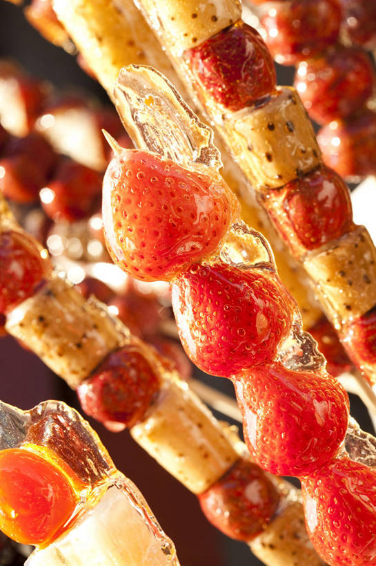 无人,竖图,特写,草莓,静物,水果,北京,中国,亚洲,丰富,美味,食品,饮品,串,小吃,饮食,食物,饮料,红色,甜食,诱惑,摄影,有机食品,糖葫芦,风格,简单,可口,中国文化,东亚,糖衣,东亚文化,式样,适口,彩图,传统文化