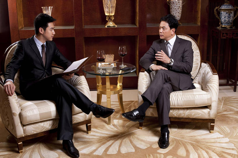 葡萄酒,东方人,成年人,中年人,老年人,两个人,商务人士,商务男性,坐,横图,室内,正面,衬衫,商务,讨论,成功,信心,酒店,北京,中国,亚洲,套装,开会,会议,二郎腿,听,拿着,娱乐,大厅,会所,手势,面对面,红葡萄酒,财富,俱乐部,摄影,权威,专心,领导,扶手椅,葡萄酒杯,成就,华贵,商务装,合伙,工薪阶层,东亚,欧洲文化,把握,老年男性,男人,男性,年轻男性,亚洲人,中国人,年轻人,白领,上班族,说话,彩图,衬衣,旅行,打手势,首席执行官,上层阶级,商务会议,社交,掌控