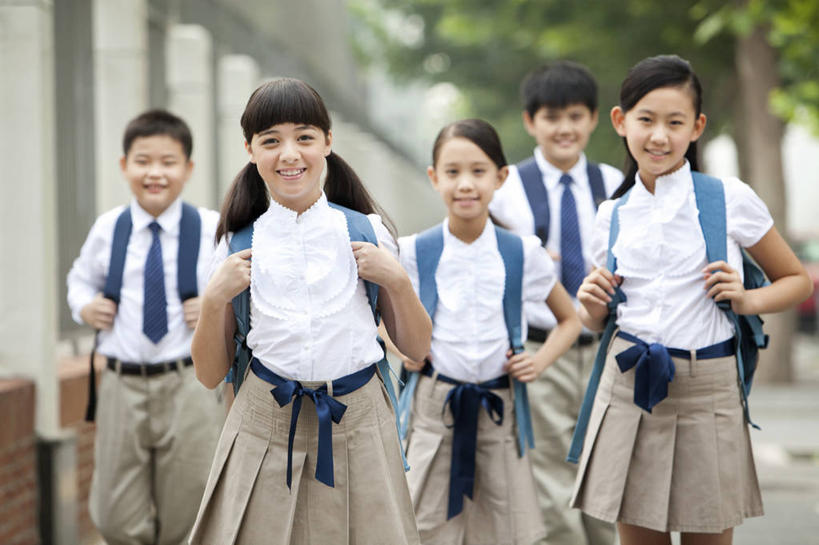 东方人,西方人,儿童,学生,笑,微笑,露齿笑,横图,室外,白天,正面,裙子,快乐,友谊,幸福,纯洁,信心,北京,欧洲,中国,欧洲人,亚洲,五个人,正装,并排,书包,围墙,教育,校园,小孩,背包,健康,校服,活力,可爱,童年,童趣,摄影,生长,生活方式,早晨,童真,东亚,烂漫,无邪,无忧无虑,天真,男孩,女孩,白种人,亚洲人,中国人,孩子,步行,彩图,小学,男生,女生,小学生,白色人种,国际学校,挨着