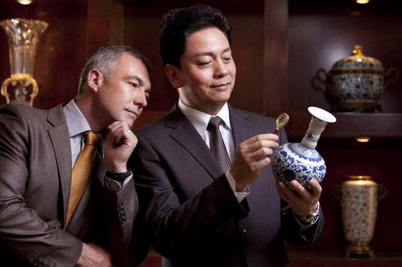 东方人,西方人,成年人,中年人,老年人,两个人,商务人士,商务男性,站,微笑,横图,室内,正面,衬衫,商务,满意,信心,花瓶,北京,欧洲,中国,欧洲人,亚洲,撑,套装,检查,艺术,分析,材料,瓷器,放大镜,拿着,托腮,娱乐,会所,蓝色,白色,托,思考,想,财富,俱乐部,摄影,生活方式,古董,权威,专心,享乐,中国文化,托下巴,华贵,出示,商务装,工薪阶层,东亚,欧洲文化,判断,老年男性,男人,男性,白种人,亚洲人,中国人,白领,上班族,半身,彩图,衬衣,传统文化,头等舱,上层阶级,白色人种,社交,好奇心
