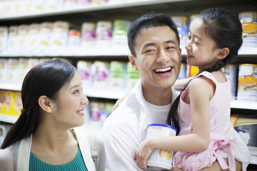 东方人,儿童,中年人,脸,头,脸颊,三个人,家庭,丈夫,妻子,母亲,父亲,女儿,商店,笑,微笑,露齿笑,横图,室内,特写,购物,快乐,幸福,纯洁,消费,蔬菜,北京,中国,亚洲,许多,连接,商品,市场,很多,休闲装,货摊,肩膀,架子,排列,小孩,看,休闲,温暖,温馨,一家人,面对面,可爱,零售,童年,童趣,搭,摄影,和睦,搭着,清新,奶粉,亲情,童真,东亚,烂漫,无邪,天真,男人,男性,年轻女性,女孩,女人,女性,亚洲人,中国人,孩子,年轻人,头部,脸部,脸蛋,面部,超级市场,彩图,欢乐,融洽,家务劳动