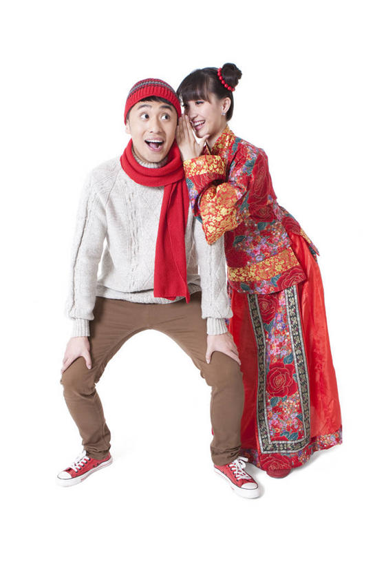 东方人,成年人,两个人,笑,微笑,露齿笑,横图,留白,白色背景,正面,毛衣,快乐,幸福,帽子,北京,中国,春节,亚洲,听,休闲装,传统,盛装,衣服,围巾,摄影,影棚,幽默,愉悦,秘密,发髻,中国文化,摄影棚,耳语,东亚,编织帽,异性恋,男人,男性,年轻男性,年轻女性,女人,女性,亚洲人,中国人,年轻人,彩图,影棚拍摄,传统服装,装扮,拍摄,伴侣,唐装,传统文化,挨着,传统节日