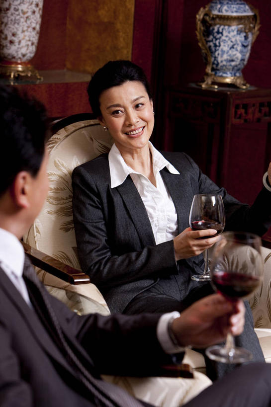 葡萄酒,东方人,成年人,中年人,老年人,两个人,同事,商务人士,商务男性,商务女性,坐,微笑,竖图,室内,正面,衬衫,商务,讨论,快乐,满意,幸福,骄傲,成功,合作,团队,集体,信心,酒店,北京,中国,亚洲,喝,套装,开会,会议,酒类,二郎腿,听,拿着,娱乐,大厅,队伍,会所,酒,饮料,面对面,红葡萄酒,放松,服务,财富,俱乐部,摄影,生活方式,权威,领导,优美,扶手椅,享乐,葡萄酒杯,成就,华贵,商务装,合伙,领袖,品酒,工薪阶层,东亚,欧洲文化,把握,老年男性,老年女性,男人,男性,女人,女性,亚洲人,中国人,白领,上班族,休闲活动,说话,彩图,衬衣,旅行,首席执行官,头等舱,上层阶级,商务会议,社交,掌控