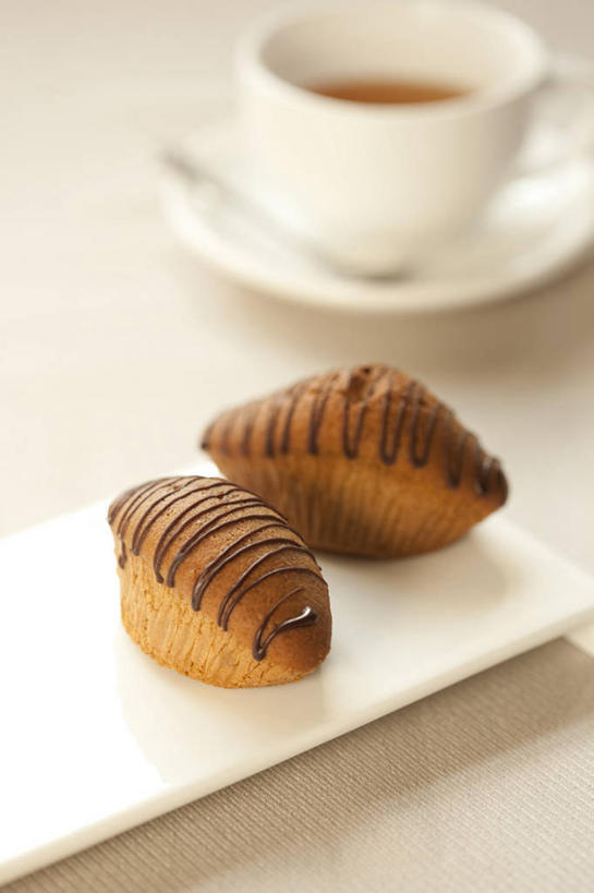 点心,无人,竖图,特写,留白,白色背景,烘焙,桌子,静物,餐具,艺术,装饰,美味,食品,巧克力蛋糕,小吃,饮食,甜食,诱惑,摄影,膳食,彩图,影棚拍摄