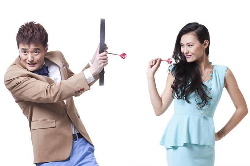 东方人,成年人,两个人,同事,商务人士,商务男性,商务女性,笑,微笑,露齿笑,横图,留白,白色背景,正面,衬衫,商务,时尚,快乐,幸福,风险,成功,合作,团队,集体,信心,竞争,北京,中国,亚洲,对抗,套装,正装,冲突,飞镖,现代,队伍,叉腰,面对面,靶子,活力,乐趣,压力,摄影,盾,影棚,生活方式,保护,害怕,幽默,准确,领导,隐藏,享乐,成就,摄影棚,瞄准,商务装,问题,合伙,领袖,挑战,工薪阶层,东亚,遮蔽,敌对,异性恋,危险,男人,男性,年轻男性,年轻女性,女人,女性,亚洲人,中国人,年轻人,白领,上班族,半身,彩图,影棚拍摄,衬衣,欢乐,拍摄,伴侣,办公室职员,韩版,镖