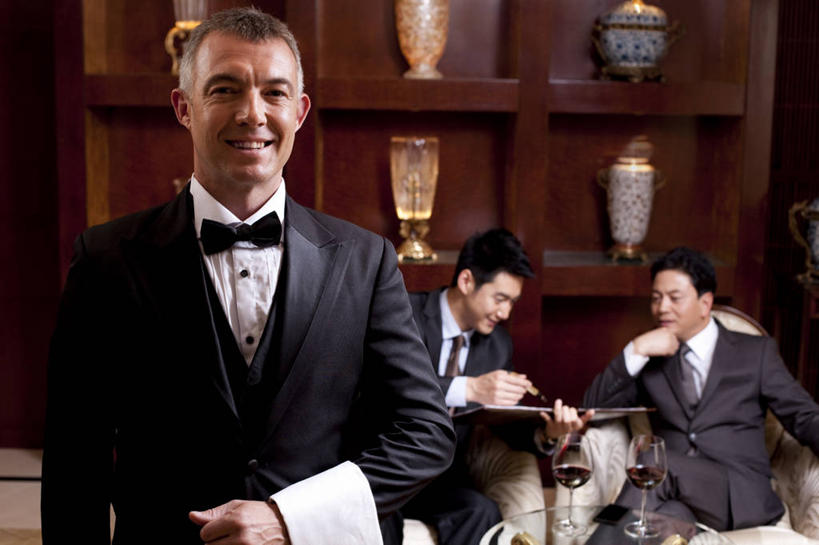 葡萄酒,东方人,西方人,成年人,中年人,老年人,三个人,商务人士,管家,商务男性,坐,微笑,横图,室内,正面,衬衫,商务,讨论,骄傲,成功,信心,酒店,北京,欧洲,中国,欧洲人,亚洲,准备,套装,服装,开会,会议,二郎腿,拿着,娱乐,大厅,传统,会所,面对面,红葡萄酒,服务,财富,俱乐部,摄影,严肃,权威,领导,扶手椅,神圣,葡萄酒杯,成就,华贵,肖像,商务装,合伙,工薪阶层,东亚,欧洲文化,燕尾服,把握,认真,老年男性,男人,男性,年轻男性,白种人,亚洲人,中国人,年轻人,白领,上班族,侍者,半身,彩图,衬衣,礼服,旅行,传统文化,首席执行官,上层阶级,商务会议,白色人种,社交,掌控