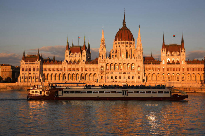 无人,横图,室外,白天,度假,河流,美景,日落,城市风光,城市,建筑,船,欧洲,对称,景观,水面,城镇,首都,图像,娱乐,风景,黄昏,地标建筑,享受,休闲,景色,放松,运输,摄影,建造,流动,布达佩斯,都市风光,政府,多瑙河,议会大楼,匈牙利共和国,彩图,旅行,匈牙利国会大厦