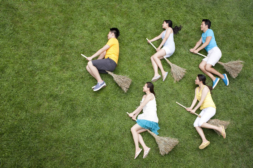 东方人,成年人,公园,躺,横图,俯视,室外,白天,留白,旅游,度假,快乐,兴奋,友谊,幸福,草地,美景,中国,亚洲,五个人,扫帚,景观,休闲装,娱乐,飞,刺激,草,扮演,绿色,自然,夏天,享受,休闲,景色,放松,幻想,活力,乐趣,魔法,模仿,摄影,生活方式,幽默,创造力,享乐,自然风光,户外活动,想象,女巫,东亚,无忧无虑,男人,男性,年轻男性,年轻女性,女人,女性,亚洲人,中国人,年轻人,休闲活动,彩图,高角度拍摄,欢乐,男巫