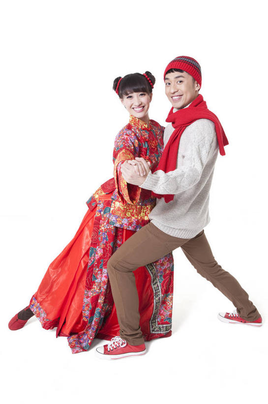东方人,成年人,两个人,笑,微笑,露齿笑,竖图,留白,白色背景,正面,毛衣,幸福,帽子,北京,中国,春节,亚洲,浪漫,休闲装,传统,盛装,衣服,围巾,活力,摄影,影棚,幽默,愉悦,发髻,中国文化,摄影棚,东亚,编织帽,真爱,异性恋,男人,男性,年轻男性,年轻女性,女人,女性,亚洲人,中国人,年轻人,手牵手,彩图,影棚拍摄,传统服装,装扮,爱,拍摄,舞蹈,伴侣,唐装,传统文化,挨着,传统节日