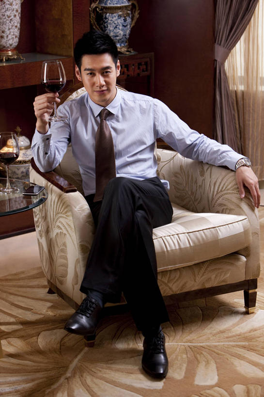 葡萄酒,东方人,成年人,一个人,商务人士,商务男性,坐,竖图,室内,正面,衬衫,商务,满意,成功,信心,酒店,椅子,北京,中国,亚洲,仅一个男性,仅一个人,喝,套装,酒类,二郎腿,拿着,娱乐,大厅,饮食,会所,酒,饮料,仅一个年轻男性,红葡萄酒,放松,财富,俱乐部,摄影,生活方式,扶手椅,享乐,葡萄酒杯,祝贺,华贵,商务装,工薪阶层,东亚,欧洲文化,男人,男性,年轻男性,亚洲人,中国人,年轻人,白领,上班族,休闲活动,彩图,衬衣,旅行,头等舱,上层阶级,商务旅行,社交