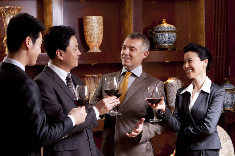 葡萄酒,东方人,西方人,成年人,中年人,老年人,四个人,同事,商务人士,商务男性,商务女性,站,微笑,横图,室内,正面,衬衫,商务,讨论,快乐,满意,幸福,成功,合作,团队,集体,信心,酒店,北京,欧洲,中国,欧洲人,亚洲,喝,套装,开会,会议,酒类,娱乐,大厅,队伍,饮食,会所,酒,饮料,面对面,红葡萄酒,同意,财富,投资,俱乐部,摄影,生活方式,权威,领导,享乐,葡萄酒杯,成就,祝贺,华贵,商务装,合伙,领袖,工薪阶层,东亚,欧洲文化,把握,老年男性,老年女性,男人,男性,女人,女性,白种人,亚洲人,中国人,白领,上班族,说话,半身,彩图,衬衣,首席执行官,头等舱,上层阶级,商务会议,白色人种,社交,好消息,掌控