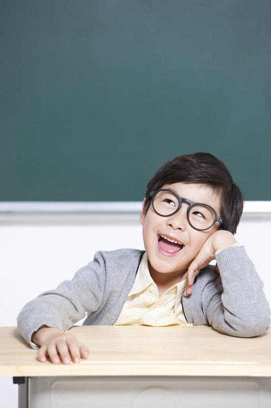 东方人,儿童,一个人,学生,坐,笑,微笑,露齿笑,竖图,室内,白天,留白,正面,快乐,兴奋,幸福,纯洁,智慧,信心,北京,中国,亚洲,仅一个男性,仅一个人,撑,眼镜,教育,托腮,休闲装,书桌,刺激,小孩,黑板,托,向上看,仅一个小孩,教室,思考,可爱,乐趣,童年,童趣,想,摄影,生长,生活方式,灵感,幽默,创造力,知识,享乐,托下巴,肖像,梦想,想象,童真,渴望,东亚,烂漫,无邪,发展,天真,男孩,男人,男性,亚洲人,中国人,孩子,半身,彩图,欢乐,小学,男生,翻白眼,小学生,好奇心,白日梦