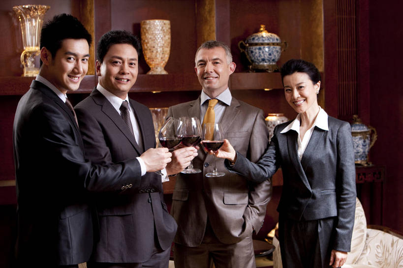 葡萄酒,东方人,西方人,成年人,中年人,老年人,四个人,同事,商务人士,商务男性,商务女性,站,微笑,横图,室内,正面,衬衫,商务,讨论,快乐,满意,幸福,成功,合作,团队,集体,信心,酒店,北京,欧洲,中国,欧洲人,亚洲,喝,套装,开会,并排,会议,酒类,娱乐,大厅,队伍,饮食,会所,酒,饮料,红葡萄酒,同意,财富,投资,俱乐部,摄影,生活方式,权威,领导,享乐,葡萄酒杯,成就,祝贺,华贵,肖像,商务装,合伙,领袖,工薪阶层,东亚,欧洲文化,集体照,把握,老年男性,老年女性,男人,男性,女人,女性,白种人,亚洲人,中国人,白领,上班族,说话,半身,彩图,衬衣,首席执行官,头等舱,上层阶级,商务会议,白色人种,社交,好消息,掌控