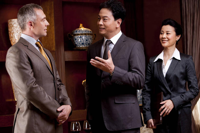 东方人,西方人,成年人,中年人,老年人,三个人,同事,商务人士,商务男性,商务女性,站,微笑,横图,室内,正面,衬衫,商务,讨论,快乐,幸福,成功,合作,团队,集体,信心,酒店,北京,欧洲,中国,欧洲人,亚洲,套装,开会,会议,听,娱乐,大厅,队伍,会所,手势,面对面,财富,投资,俱乐部,摄影,权威,领导,成就,华贵,商务装,合伙,领袖,工薪阶层,东亚,欧洲文化,把握,老年男性,老年女性,男人,男性,女人,女性,白种人,亚洲人,中国人,白领,上班族,说话,彩图,衬衣,打手势,首席执行官,头等舱,上层阶级,商务会议,白色人种,社交,掌控