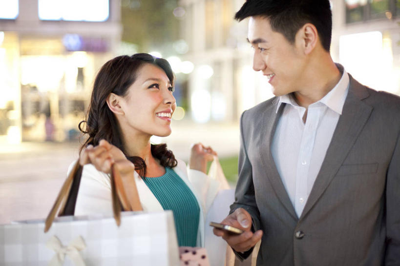东方人,成年人,两个人,夫妻,商店,笑,微笑,露齿笑,横图,室外,夜晚,正面,爱情,购物,快乐,通讯,幸福,消费,城市,手机,北京,中国,亚洲,下班,购物袋,浪漫,现代,刺激,休闲,面对面,恩爱,恋人,摄影,生活方式,照亮,都市风光,购买,市区,东亚,异性恋,男人,男性,年轻男性,年轻女性,女人,女性,亚洲人,中国人,年轻人,夫妇,情侣,白领,半身,彩图,伴侣