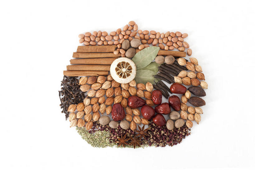 无人,横图,俯视,留白,白色背景,萱草,花生,静物,中国,亚洲,许多,准备,丰富,材料,瓷器,炖锅,调料,香料,食品,肉桂,调味品,很多,饮食,茴香,摄影,影棚,多样,肉豆蔻,创造力,草本,摄影棚,东亚,月桂叶,香叶,荜拨,天竺桂,香桂叶,桂叶,丁香,月桂,胡椒,彩图,高角度拍摄,影棚拍摄,拍摄,陈皮,砂仁,成分