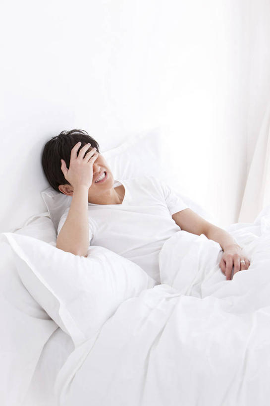 东方人,成年人,一个人,家庭,家,坐,摸,竖图,室内,白天,留白,正面,床,卧室,北京,中国,亚洲,仅一个男性,仅一个人,抚摸,T恤,托腮,仅一个年轻男性,白色,疲倦,温暖,温馨,一家人,遮,遮掩,摄影,头痛,和睦,疲劳,掩盖,遮挡,疲惫,早晨,忧虑,多余,痛苦,问题,困乏,东亚,遮盖,疲乏,掩饰,委顿,疲困,疲顿,疲钝,倦怠,怠倦,男人,男性,年轻男性,亚洲人,中国人,年轻人,闭着眼睛,触摸,接触,彩图,宿醉,融洽