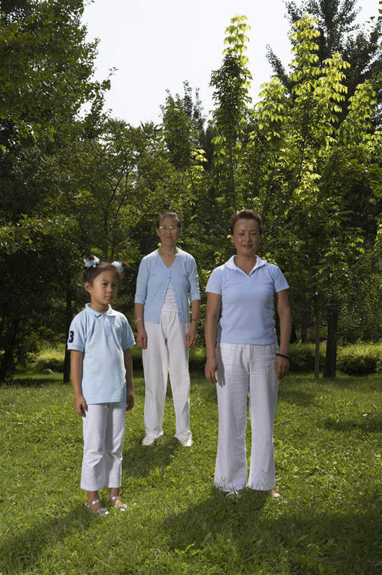 中年人,老年人,三个人,家庭,女儿,儿子,祖母,公园,站,微笑,竖图,留白,正面,仰视,幸福,北京,中国,亚洲,裤子,眼镜,T恤,草,绿色,自然,夏天,童年,老年女性,女孩,女人,女性,中年女性,中国人,彩图,低角度拍摄,爱,欢乐