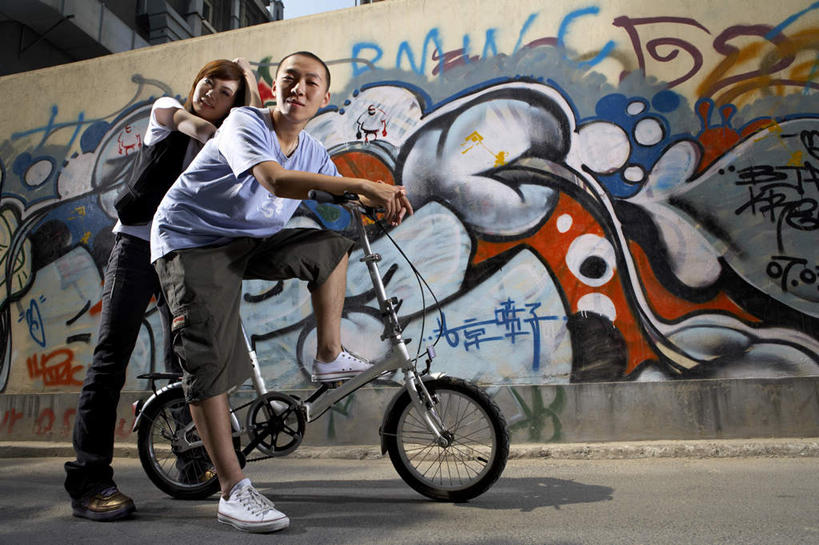 两个人,站,坐,微笑,横图,室外,留白,侧面,抽象,仰视,时尚,幸福,自行车,北京,中国,亚洲,短裤,墙,T恤,骑,夏天,休闲,放松,活力,约会,运输,摄影,汗衫,创造力,享乐,异性恋,年轻男性,年轻女性,中国人,年轻人,彩图,低角度拍摄,爱,涂鸦