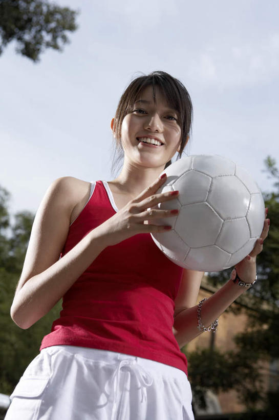 少年,一个人,站,微笑,竖图,室外,正面,仰视,橄榄球,北京,中国,亚洲,短裤,球门,足球运动员,T恤,夏天,看,休闲,放松,活力,摄影,生长,专心,享乐,体育器械,肖像,田径运动,足球运动,年轻女性,中国人,彩图,低角度拍摄,精力