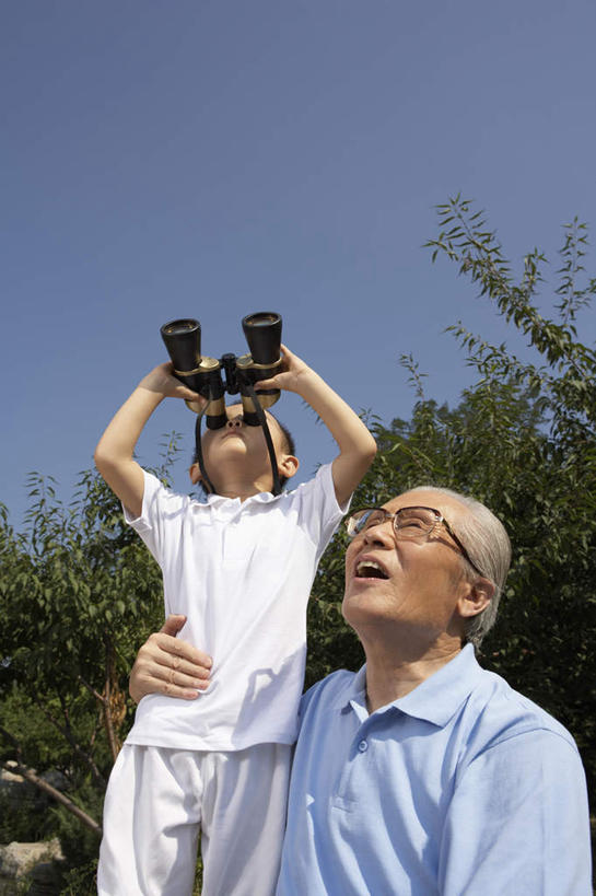老年人,两个人,家庭,祖父,公园,站,坐,竖图,留白,正面,侧面,仰视,幸福,北京,中国,亚洲,裤子,眼镜,T恤,绿色,自然,夏天,生长,享乐,关爱,双筒望远镜,无忧无虑,老年男性,男孩,男人,男性,中国人,彩图,低角度拍摄,爱,欢乐,好奇心